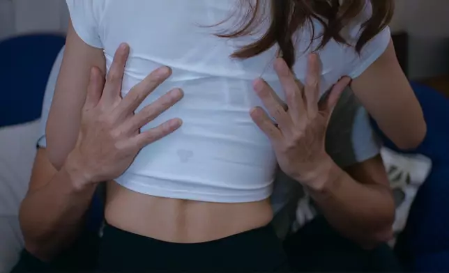 著條咁嘅褲、咁樣坐喺度都可以唔唧肉，真係弗到冇朋友。