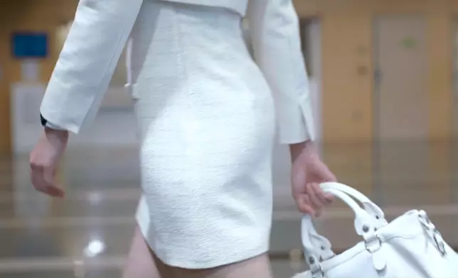 Kelly呢個女人味爆燈嘅步姿，昨晚喺網上洗版。