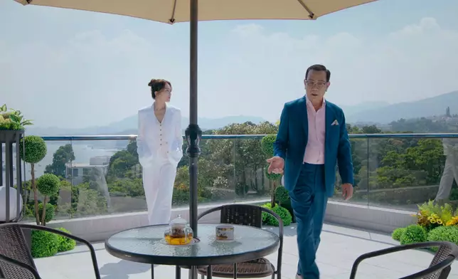 Kelly呢吓慢慢坐低嘅動作，係好有Model風範。