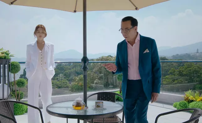 Kelly呢吓慢慢坐低嘅動作，係好有Model風範。