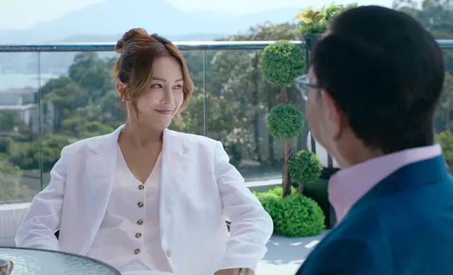 Kelly呢吓慢慢坐低嘅動作，係好有Model風範。