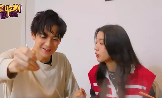 二人久違同框，在火鍋店邊食邊傾