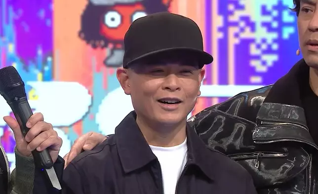 雖然側田係唱將，但面對「難以捉摸」嘅AI實測系統，佢都係冇乜信心，仲一直好留心咁聽系統之父Eric Kwok教路。