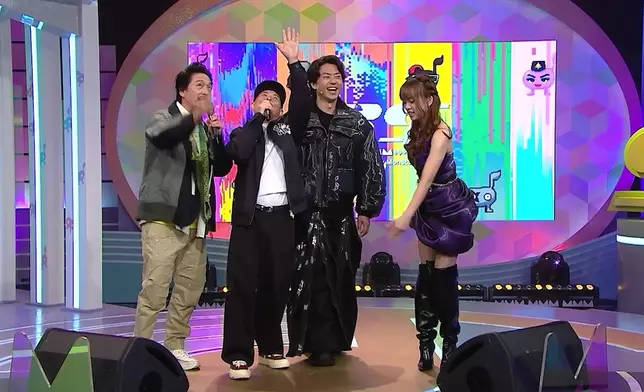 側田咩事唱幾首歌都搞到「上天落地」咁款。