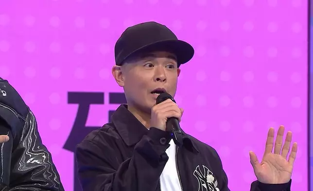 唱首本名曲《命硬》，佢好似仲緊張。