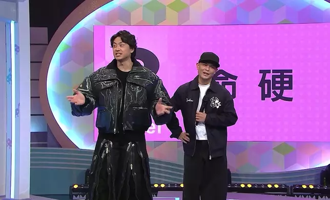 唱首本名曲《命硬》，佢好似仲緊張。