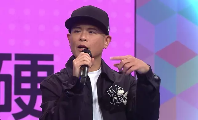 唱首本名曲《命硬》，佢好似仲緊張。