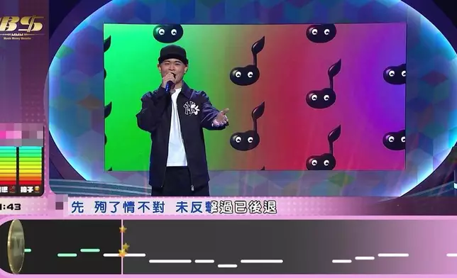 唱首本名曲《命硬》，佢好似仲緊張。