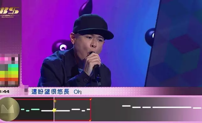 唱首本名曲《命硬》，佢好似仲緊張。