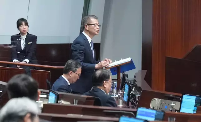 財政司司長陳茂波今早11時在立法會發表新一份《財政預算案》。巴士的報記者攝
