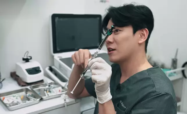 「韓版彭于晏」院長再出場，為Ada注射黑盒「麗珠蘭」。