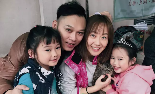 Ada跟前夫育有一對女兒。