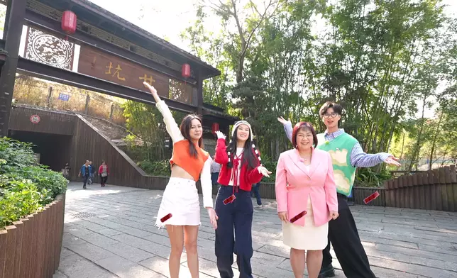 麥玲玲帶林智樂、潘靜文及胡敏芝暢遊甘坑古鎮。