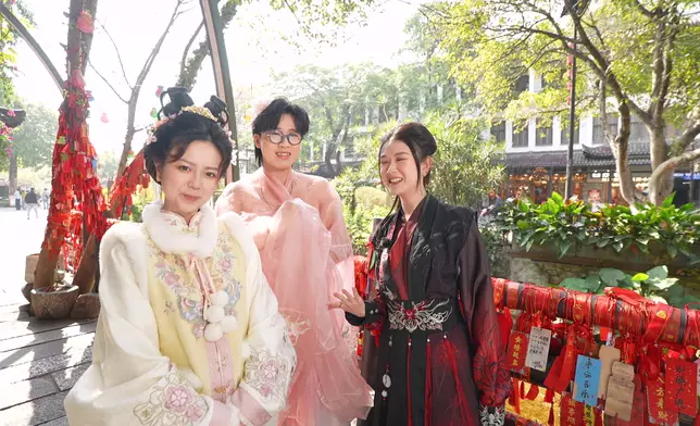 林智樂不習慣袒胸露臂。