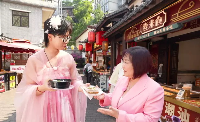 眾星介紹甘坑古鎮的美食。