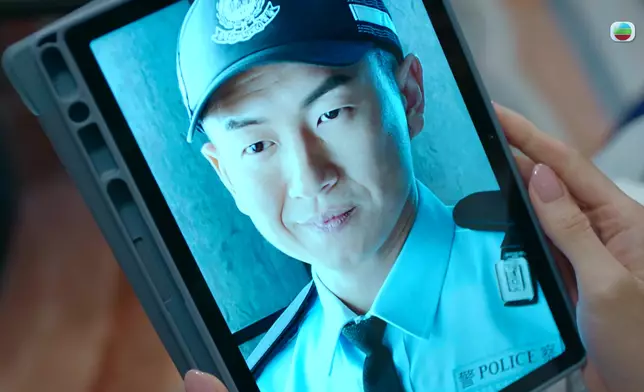 要做到一邊眼角＋嘴角向上、一邊眼角＋嘴角向下真係難度極高。