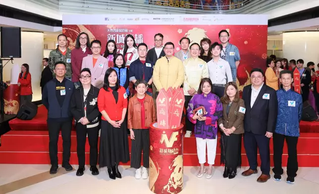 財經台主持合照。