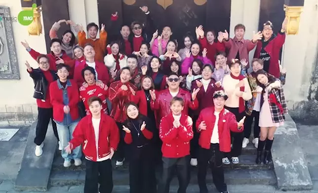 早前唱片公司推出群星合唱賀年歌《迎春祝福樂年年》MV，坤哥無影