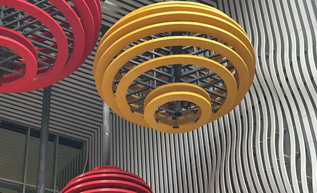 黃大仙中心北館主入口上方高掛赤紅色和泥黃色的巨型盤香吊飾，設計靈感源自傳統祭祀文化，巧妙刻畫了黃大仙區獨有的歷史個性與氛圍，多年來成為訪客必到的打卡熱點。