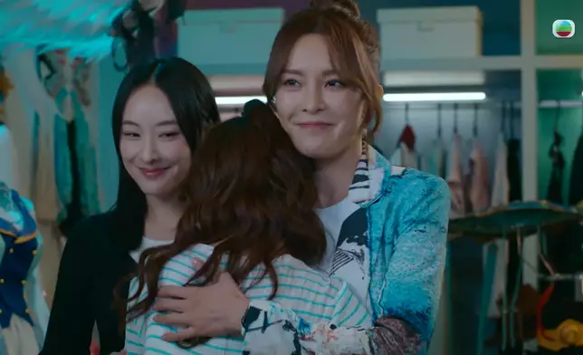 造型8 盡顯個人風格塗鴉西裝外套Look