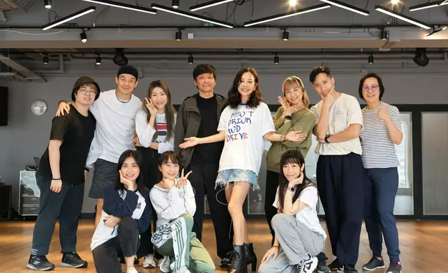 《陳松伶演唱會 - 香港》將於明晚（28日）在灣仔伊利沙伯體育館隆重舉行，門票早已全部售罄。