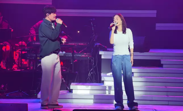 松松與音樂總監張與辰合唱。