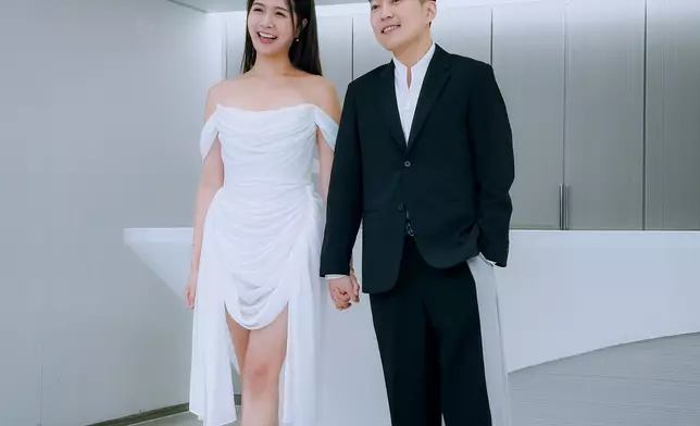 在拍攝當日，Matt目擊二人手拖手一幕，忍不住「拳頭」硬了！