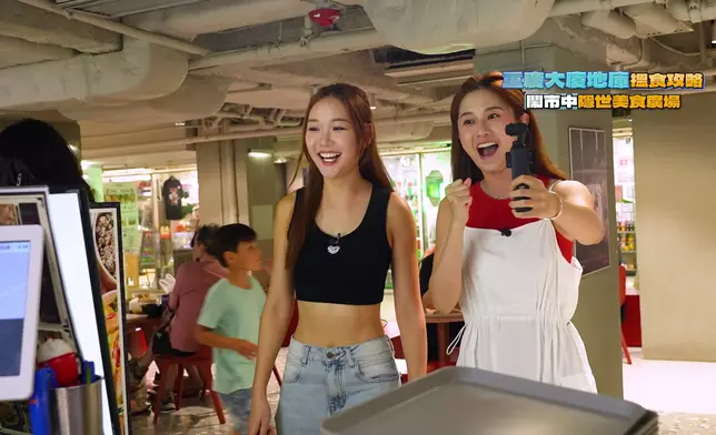 Carmen（右）、Michelle昨晚到重慶大廈搵食。