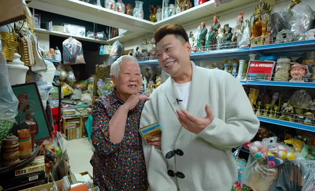 合唱時又玩蘭花手。