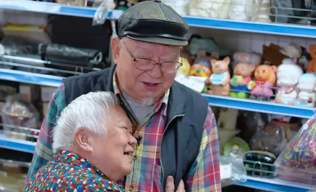 佢同老公David仲好恩愛架，佢老公日日陪佢開舖架。