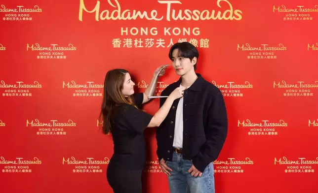李俊昊為香港杜莎夫人蠟像館進行量身過程。