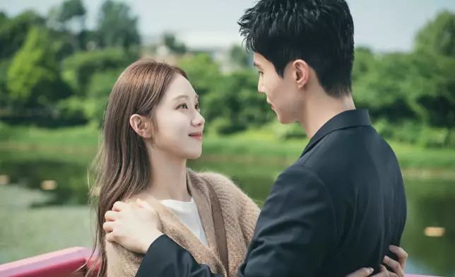 《善良的他》李棟旭、李聖經高度和外型同樣相襯。Disney+提供圖片