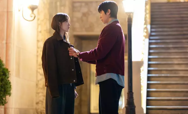 《在你燦爛的季節》李聖經、蔡鍾㶸首度合作。Disney+提供圖片