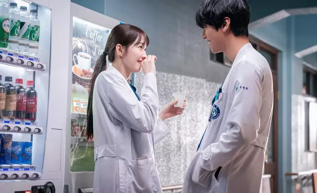 《浪漫醫生金師傅３》安孝燮、李聖經組成「Reset CP」。Disney+提供圖片