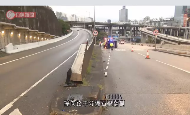 一輛的士在青衣葵青路向九龍方向行駛期間，懷疑因行錯線而撞壆，繼而翻側。有線新聞截圖