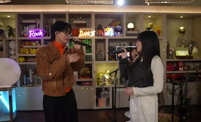 來自《聲秀》的亞軍柯雨霏（Ophelia）聯同主持之一的林智樂（Felix）首度合唱《我看見今晚的月色很美，你呢？》 。