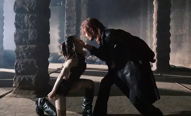 MV化身「三面駿男」。