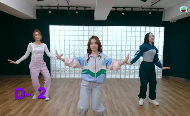 三位嬌娃真係無限變裝。