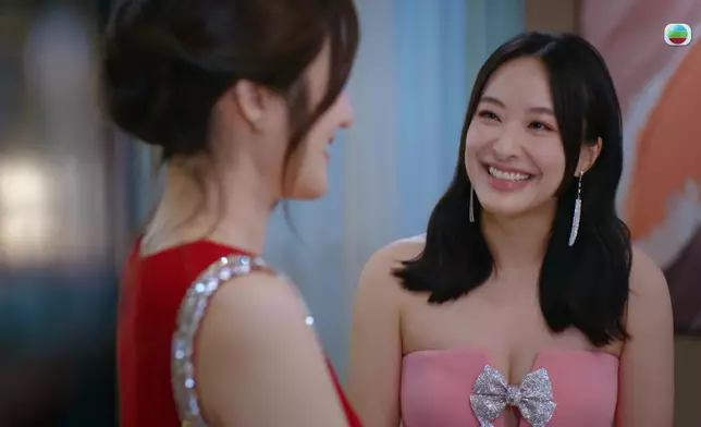 笑容好甜美，件衫又好靚好Sharp！