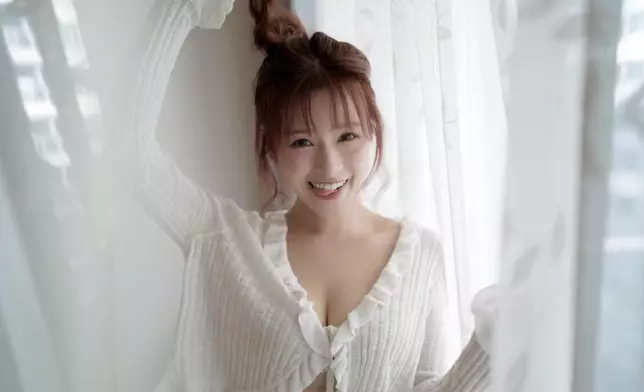 Renee表示扣除成本後，會將所得的版稅將全數捐予本港流浪動物援助機構。