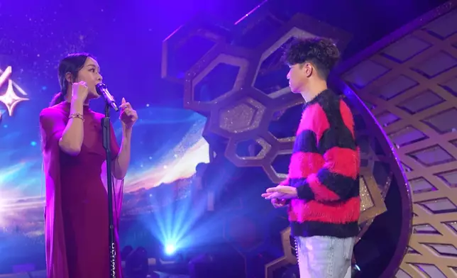 陳逸璇上台前，細心聆聽布志綸的意見。