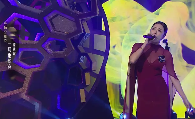 陳逸璇舉手投足都散發女人味。