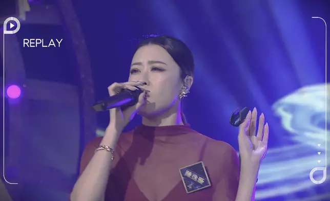 陳逸璇想捉實Mic Stand但失敗。