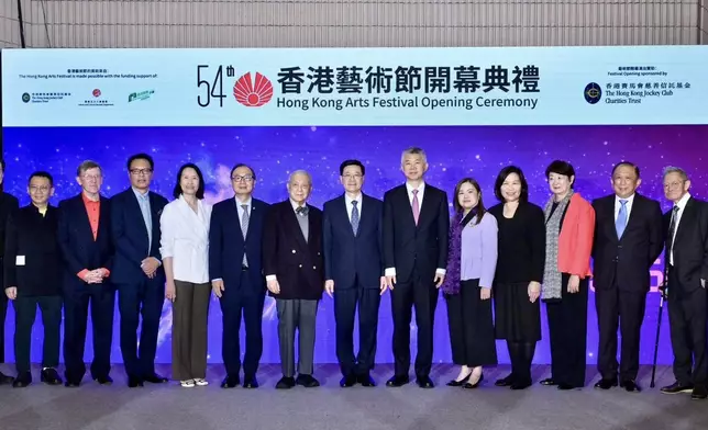 第54屆香港藝術節27日持開幕，嘉賓合照。羅淑佩FB圖片