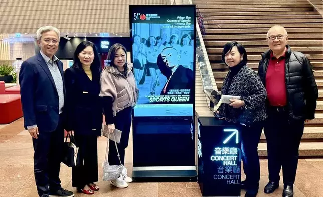 羅淑佩(左三)親臨欣賞金馬倫．卡彭特為默片《體育皇后》現場配樂的世界首演。羅淑佩FB圖片