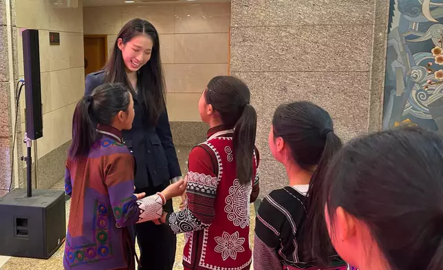 立法會議員江旻憓與一眾雲南學生親切交談。巴士的報記者攝