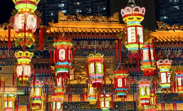 黃大仙祠晚上9時起開放。巴士的報記者攝