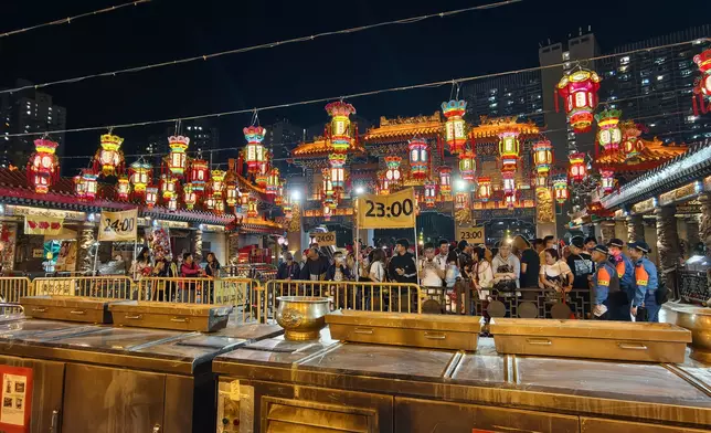 善信提早到黃大仙祠排隊。巴士的報記者攝