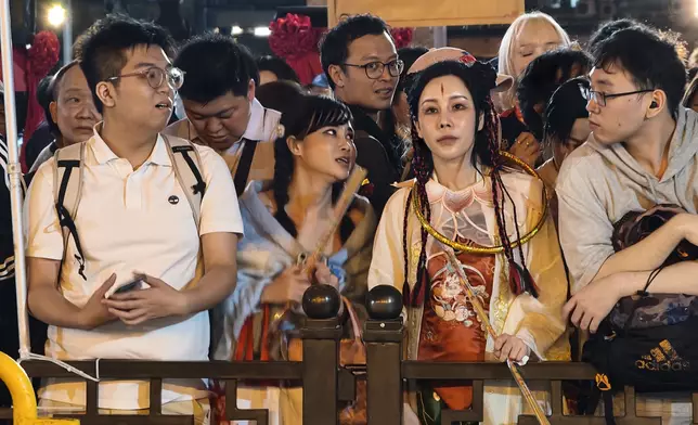 善信提早到黃大仙祠排隊。巴士的報記者攝