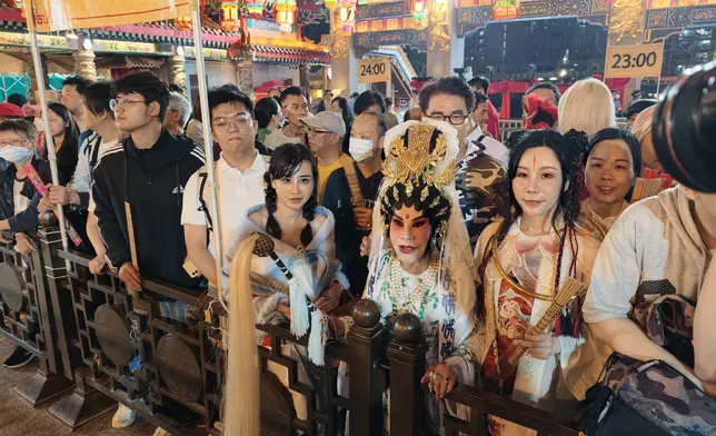 善信提早到黃大仙祠排隊。巴士的報記者攝